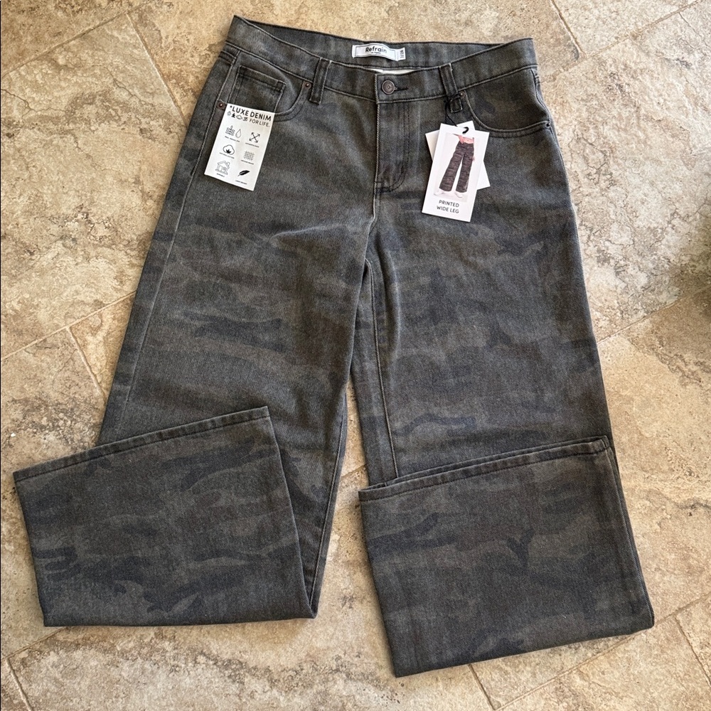 NWT Refrain Camo Wide Leg Jeans Size 7/28 Junior faded wash low rise